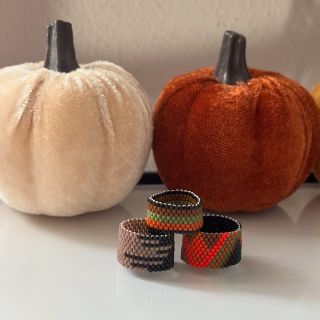 🍁 Podzim je ideální čas na nové tvoření 🍁 Stačí chvilka volného času a můžete si vyrobit vlastní prstýnek z korálků Miyuki...